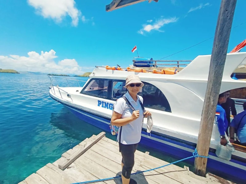Ibu Retno Marsudi, mantan Menteri Luar Negeri RI, berfoto di dermaga speedboat saat trip di Labuan Bajo.
